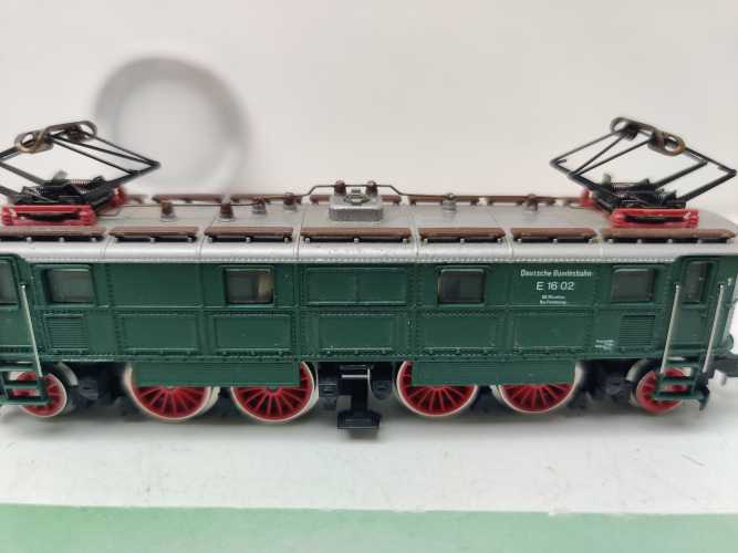 Arnold DC N 2450 / Elektrolokomotive / Baureihe E 16 02) / DB / Grün