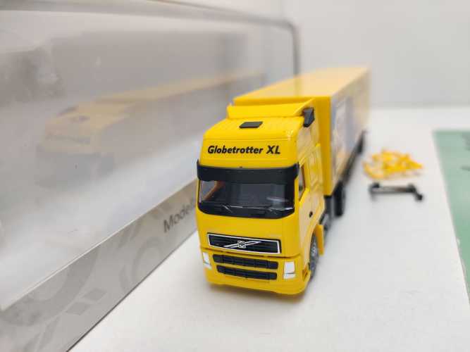 AWM H0 010499 Volvo Globetrotter Deutsche Post Jahreswg'04 / 1:87 / OVP