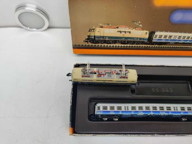 Mini Club / Märklin Z DC 8105 /  Personenzug „Flughafen Frankfurt – Ihr Zug zum Flug“/ OVP / Lok Defekt