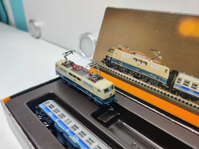 Mini Club / Märklin Z DC 8105 /  Personenzug „Flughafen Frankfurt – Ihr Zug zum Flug“/ OVP / Lok Defekt