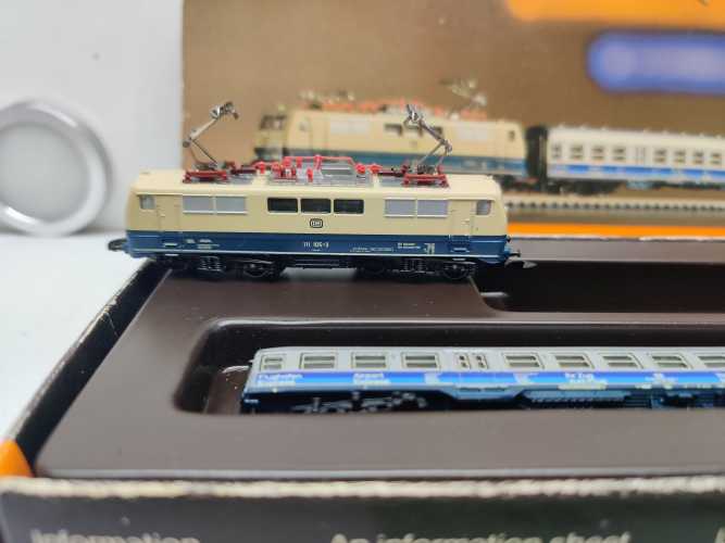 Mini Club / Märklin Z DC 8105 /  Personenzug „Flughafen Frankfurt – Ihr Zug zum Flug“/ OVP / Lok Defekt
