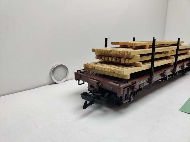 LGB Spur G 41600 / amerikanischen Flachwagen mit Rungen / Ladegut Holz Eigenbau