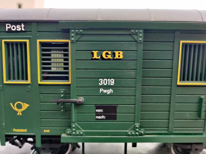 LGB Spur G 3019 / zweiachsige Einheitswagen ist der klassische Packwagen / Grün