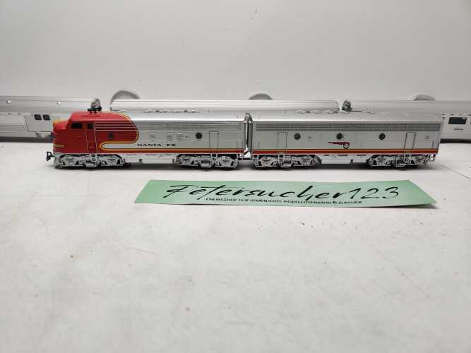 Märklin / AC / H0 / USA EMD F 7 + 3 Anhänger aus 37622 Diesellok  Santa Fee / Delta Digital