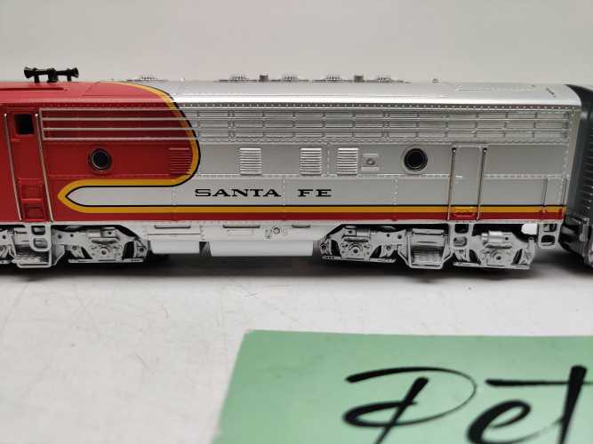 Märklin / AC / H0 / USA EMD F 7 + 3 Anhänger aus 37622 Diesellok  Santa Fee / Delta Digital