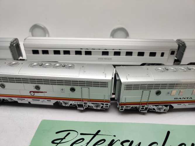 Märklin / AC / H0 / USA EMD F 7 + 3 Anhänger aus 37622 Diesellok  Santa Fee / Delta Digital