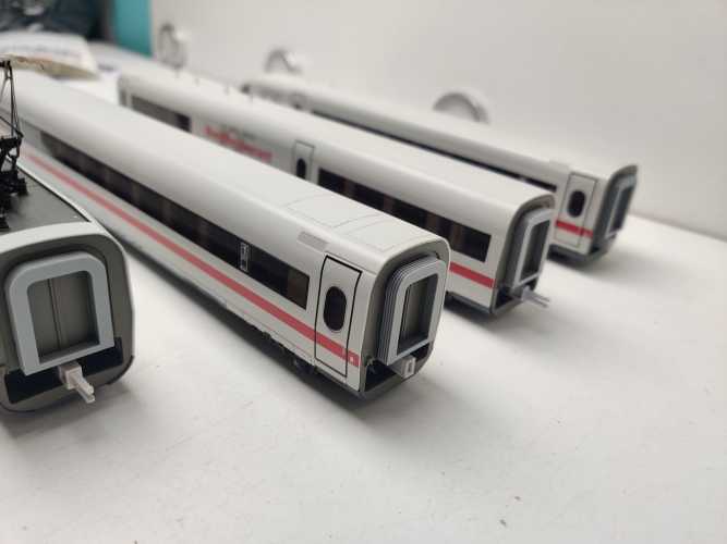 Märklin / AC / H0 BR402 016-0 Triebzug des InterCity Express ICE 2 / 4 - Teilig mit Bordrestaurant / Fx / Sound