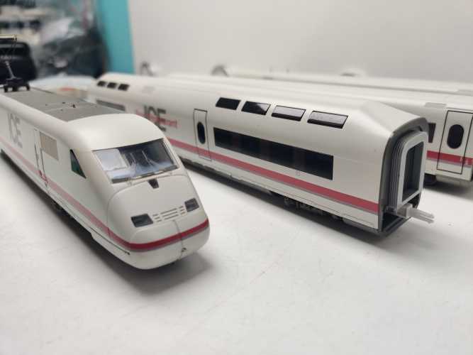 Märklin / AC / H0 / BR402 022-8 Triebzug / ICE 2 / 4-teilig inklusive Bordrestaurant / DB / Delta Digital / Weiß