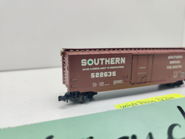 Micro Trains N DC 32240 US Güterwagen Schiebetür "Southern serves the south" / SOU