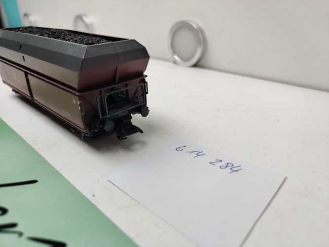 Roco H0 AC 614 284 / vierachsiger Großraum-Selbstentladewagen / NEM / DB / Ladegut Kohle