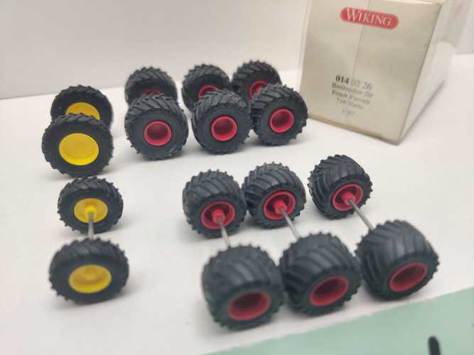 Wiking H0 014 02 26 Breitreifen Fendt Favorit 716 Vario 3x rot 1x gelb / 1:87 / OVP