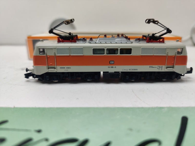 Arnold N DC 2325 / BR111 135-0 E-Lok / DB / Orange / OVP