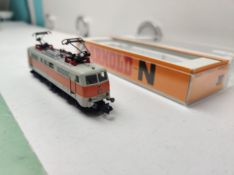 Arnold N DC 2325 / BR111 135-0 E-Lok / DB / Orange / OVP