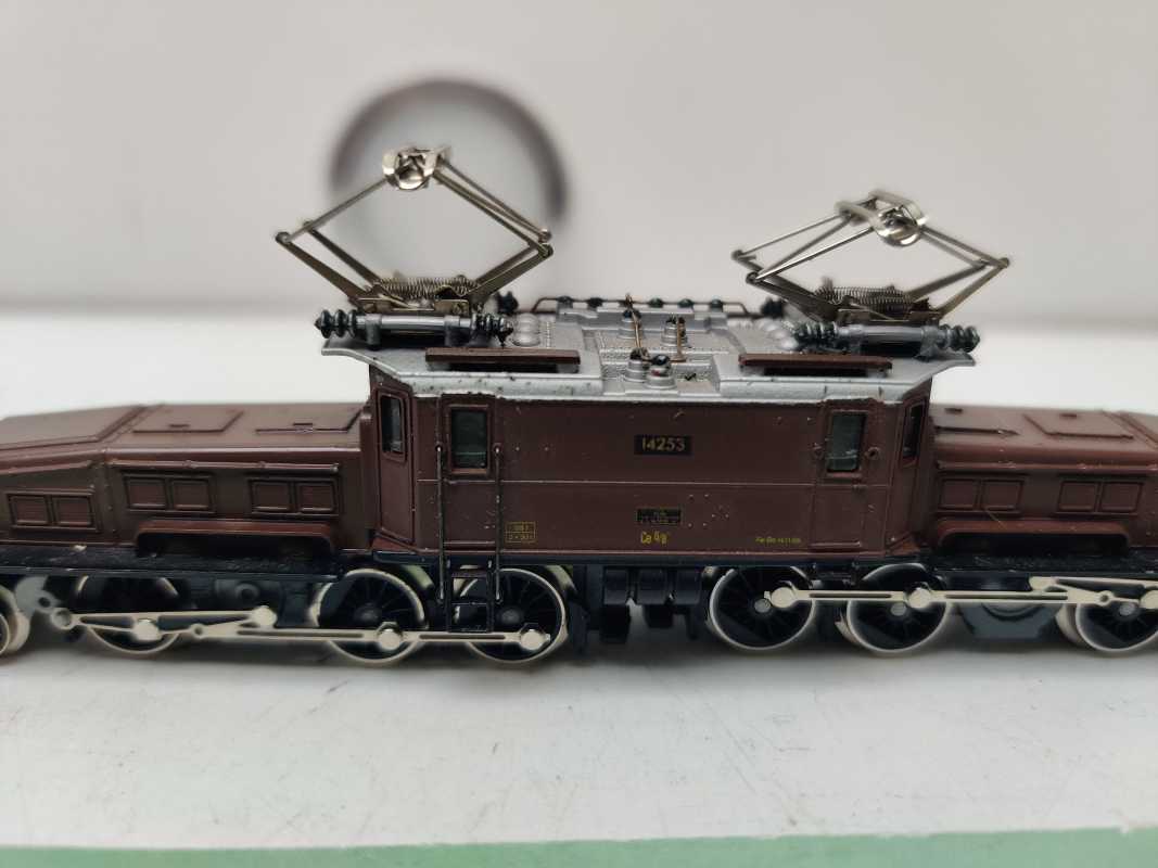 Arnold DC N 2468 / 14253 schweren Elektrolokomotive „Krokodil“ (Baureihe Ce 6/8 II) / SBB / Rot-Braune Variante