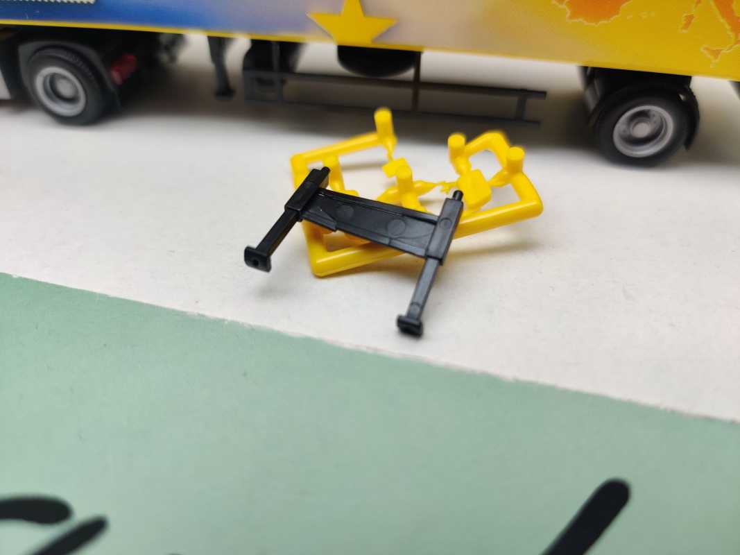 AWM H0 010499 Volvo Globetrotter Deutsche Post Jahreswg'04 / 1:87 / OVP