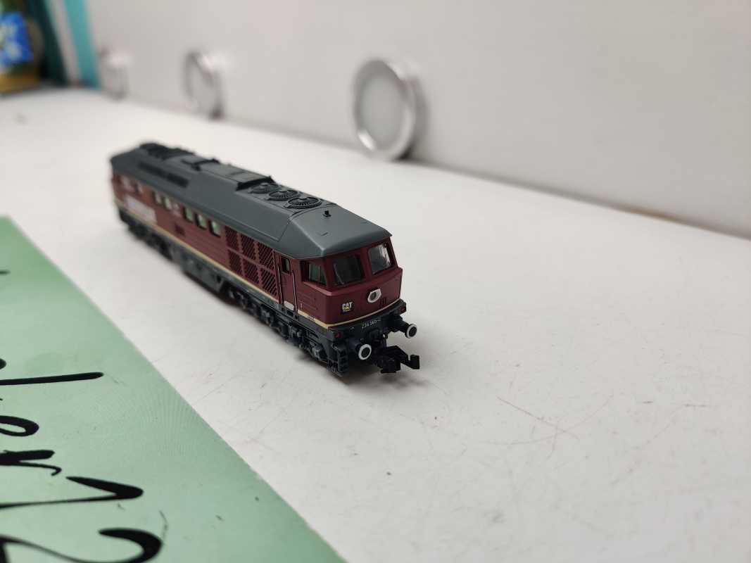 Brawa N DC BR234565-0 / „Ludmilla“-Großdiesellokomotive / CATERPILLAR / Dummy / Rot