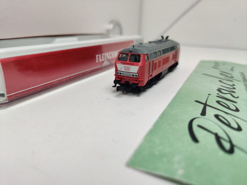 Fleischmann N DC 724300 / BR 218 156-8 Diesellokomotive / DB AG /orientroten Lackierung mit weißem „Lätzchen“ / Digital / Sound / OVP