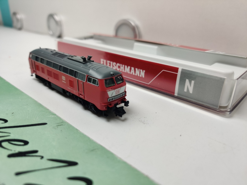 Fleischmann N DC 724300 / BR 218 156-8 Diesellokomotive / DB AG /orientroten Lackierung mit weißem „Lätzchen“ / Digital / Sound / OVP