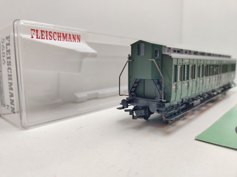 Fleischmann H0 DC 5686 Abteilwagen Bremserhaus 2. Kl B4 / NEM / DB / OVP