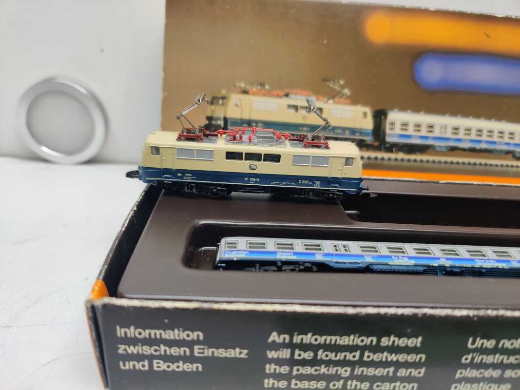 Mini Club / Märklin Z DC 8105 /  Personenzug „Flughafen Frankfurt – Ihr Zug zum Flug“/ OVP / Lok Defekt