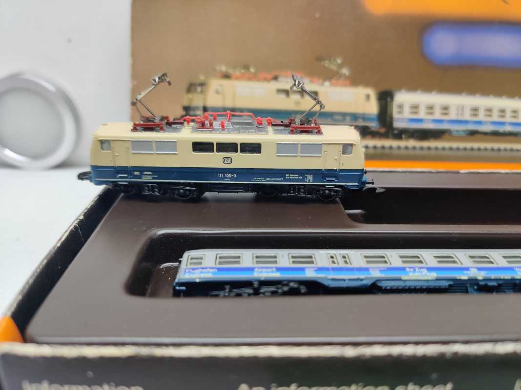 Mini Club / Märklin Z DC 8105 /  Personenzug „Flughafen Frankfurt – Ihr Zug zum Flug“/ OVP / Lok Defekt