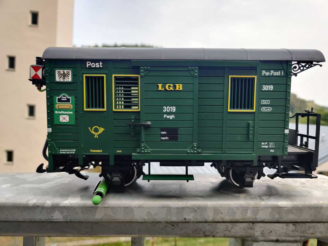 LGB Spur G 3019 / zweiachsige Einheitswagen ist der klassische Packwagen / Grün