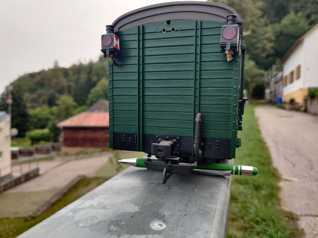 LGB Spur G 3019 / zweiachsige Einheitswagen ist der klassische Packwagen / Grün