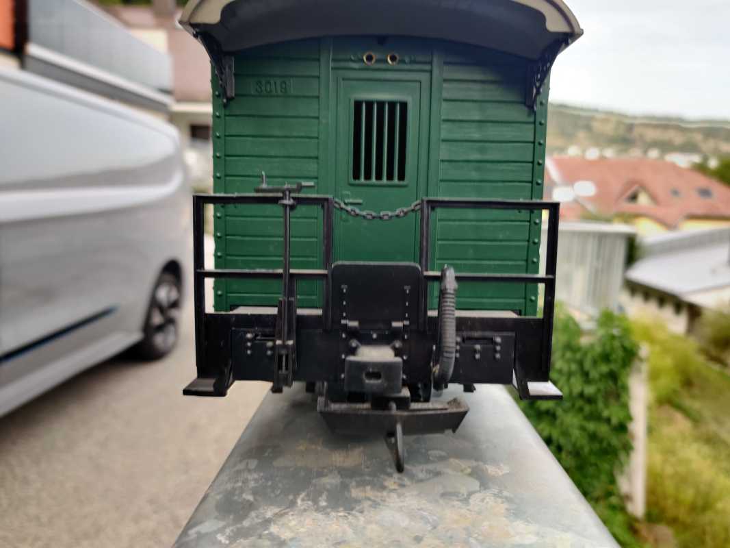 LGB Spur G 3019 / zweiachsige Einheitswagen ist der klassische Packwagen / Grün