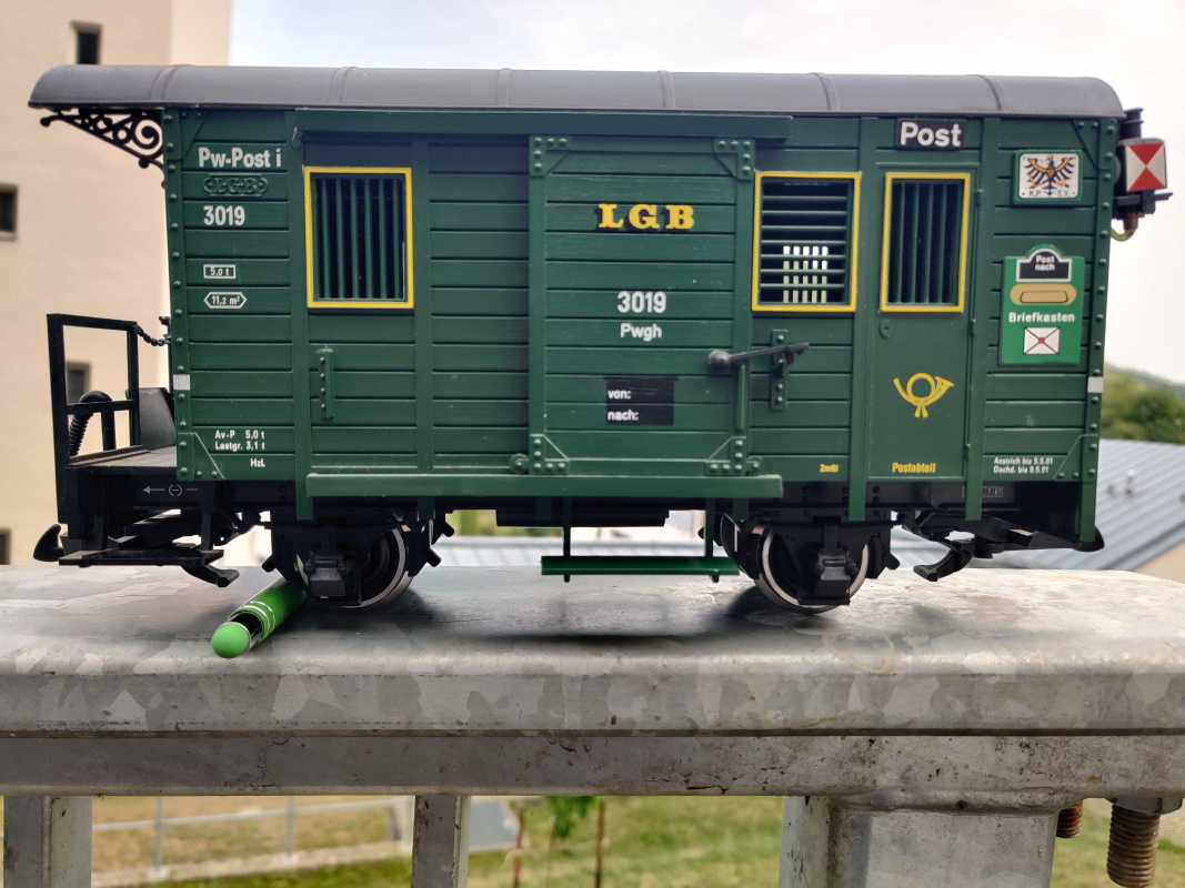 LGB Spur G 3019 / zweiachsige Einheitswagen ist der klassische Packwagen / Grün