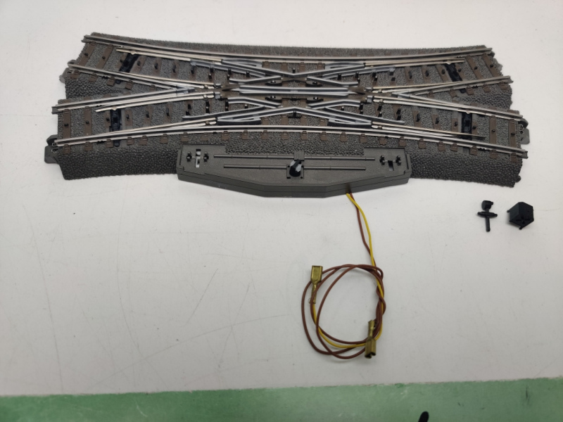 Märklin H0 1 x Kreuzweiche + Laterne C-Gleis 24620 + 74470   Anlagenrückbau 