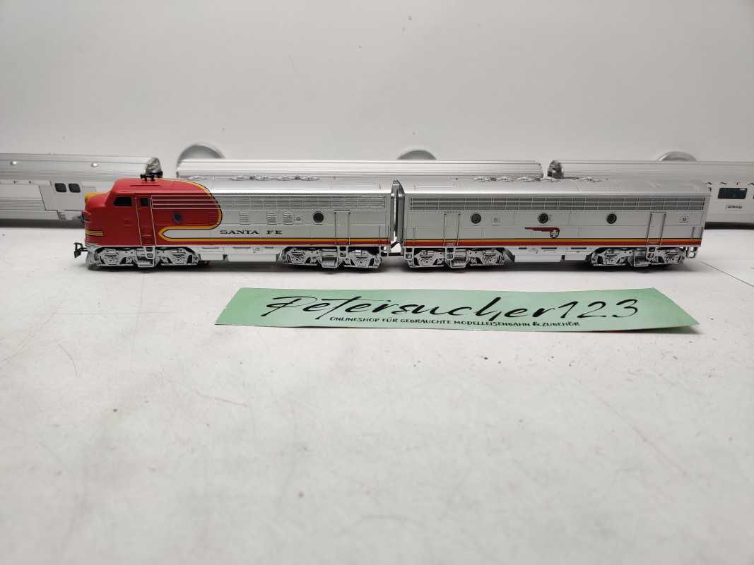 Märklin / AC / H0 / USA EMD F 7 + 3 Anhänger aus 37622 Diesellok  Santa Fee / Delta Digital