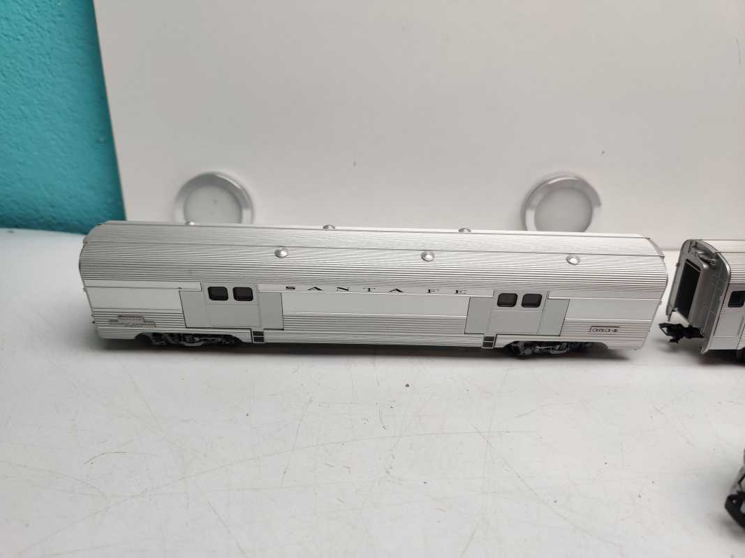 Märklin / AC / H0 / USA EMD F 7 + 3 Anhänger aus 37622 Diesellok  Santa Fee / Delta Digital