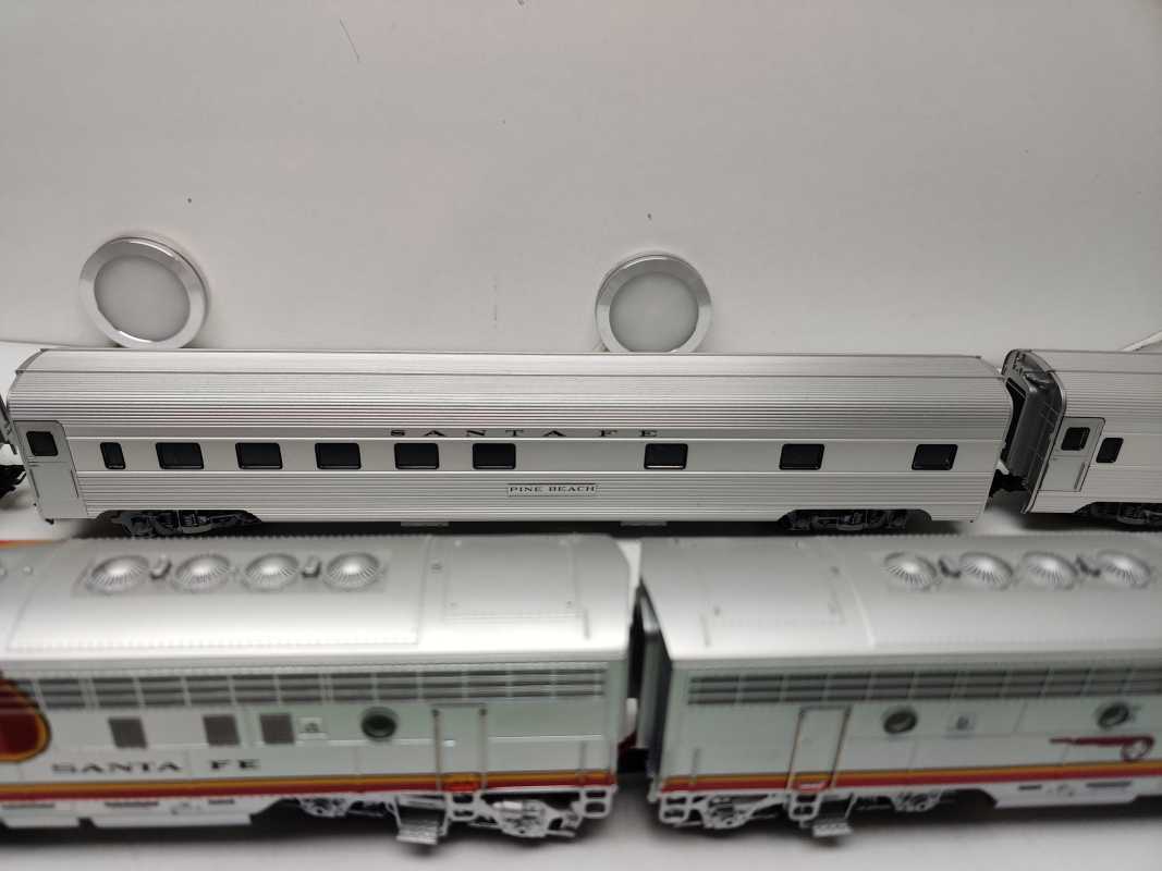 Märklin / AC / H0 / USA EMD F 7 + 3 Anhänger aus 37622 Diesellok  Santa Fee / Delta Digital
