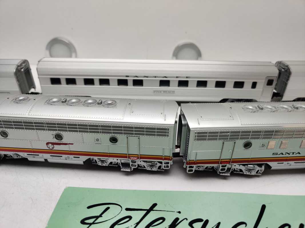 Märklin / AC / H0 / USA EMD F 7 + 3 Anhänger aus 37622 Diesellok  Santa Fee / Delta Digital