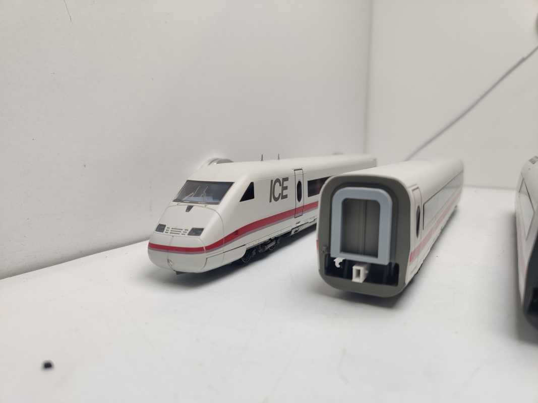 Märklin / AC / H0 / BR402 022-8 Triebzug / ICE 2 / 4-teilig inklusive Bordrestaurant / DB / Delta Digital / Weiß