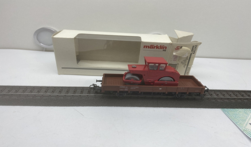 Märklin H0 AC 44241 Niederbordwagen m Straßenwalze / Kklm505 / DB / OVP weiß