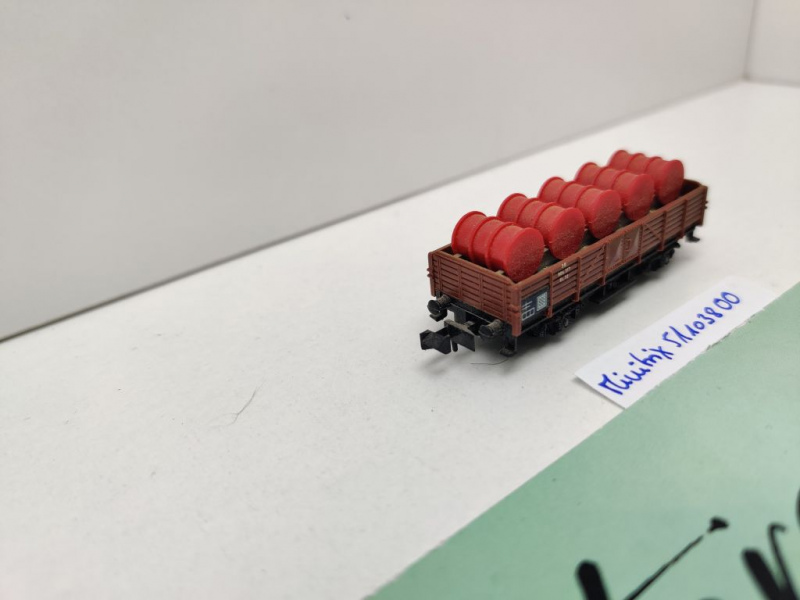 Minitrix N DC 51 1038 00 Mittelbordwagen / rote Fässer / Omm32 / DB