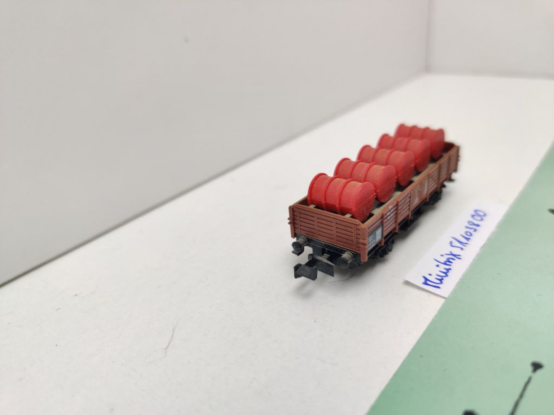Minitrix N DC 51 1038 00 Mittelbordwagen / rote Fässer / Omm32 / DB