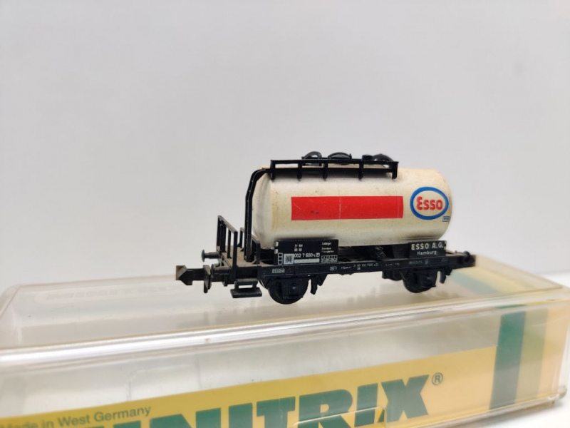 Minitrix N DC 13542 Kesselwagen "Esso" / Kessel vergilbt / Zs / DB / OVP