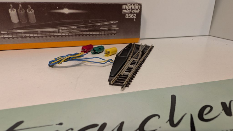 Märklin Z DC 8562 elektromagn. Weiche / Links / L 110 / 13° / R 490 mm / OVP