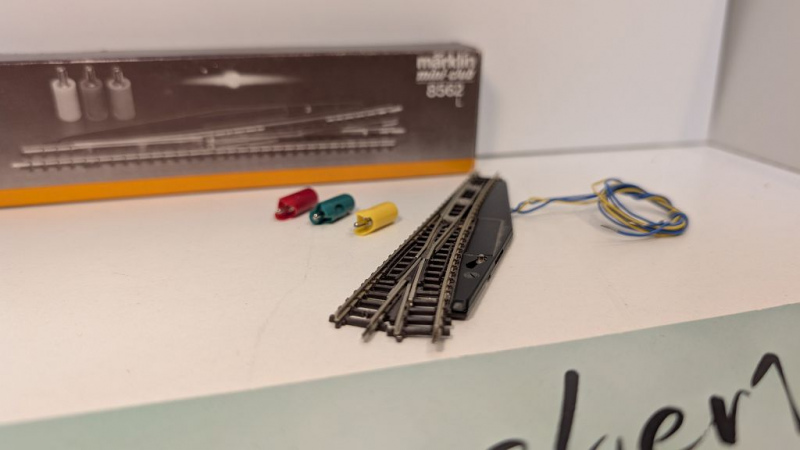 Märklin Z DC 8562 elektromagn. Weiche / Links / L 110 / 13° / R 490 mm / OVP