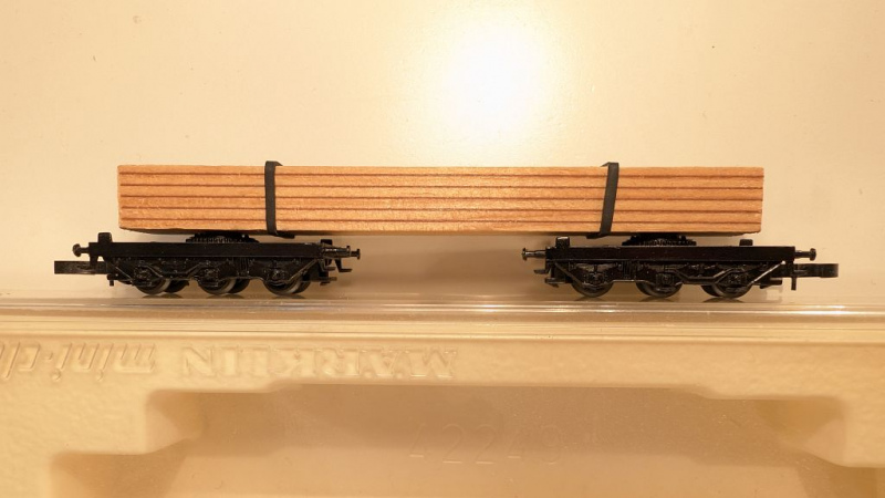 Märklin Z DC 8619 Langholzwagen / zweiteilig, mit Kantholz beladen / OVP