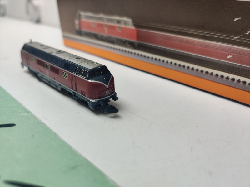 Märklin Z DC 8820 Diesellokomotive / BR221/ Rot / Analog / OVP