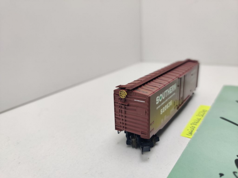 Micro Trains N DC 32240 US Güterwagen Schiebetür "Southern serves the south" / SOU