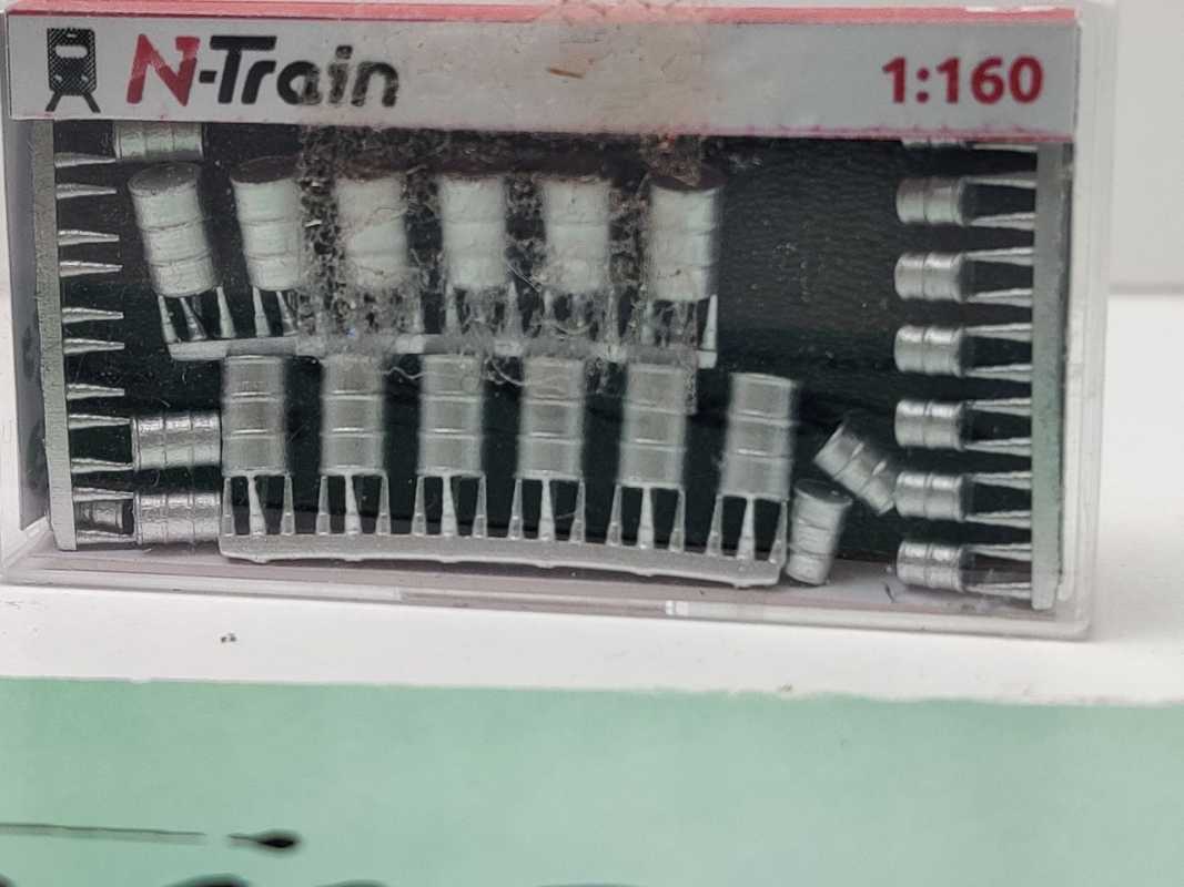 N-Train N 212.26 Metallfässer silbern 26 Stck / unbenutzt / 1:160 / OVP