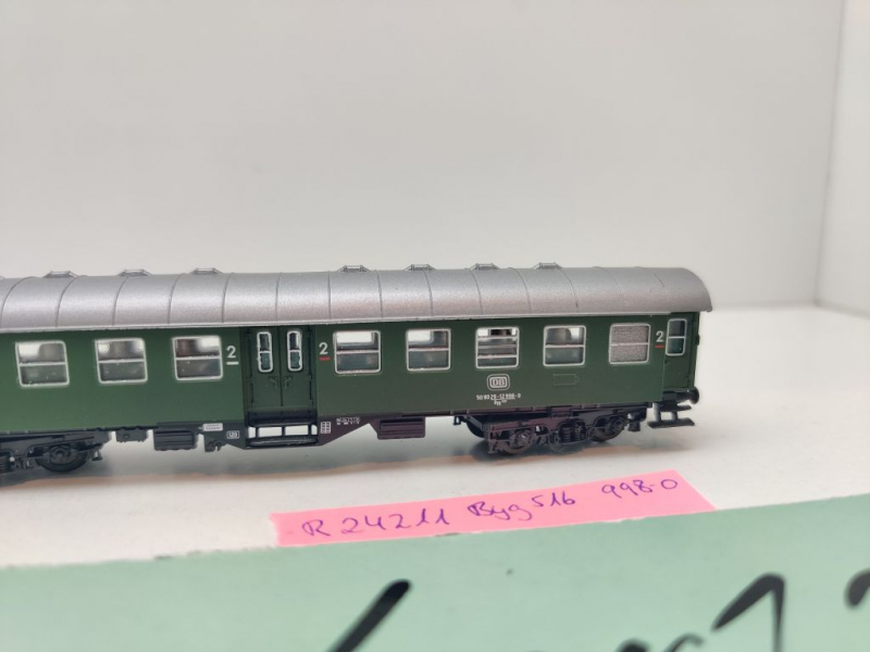 Roco N DC 24211 Eilzugwagen 2.Kl "Umbauwagen" Byg516 / DB
