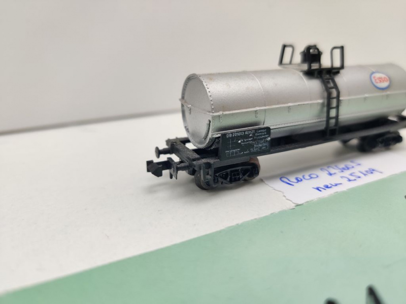 Roco N DC 25109 Drehgestell-Kesselwagen "Esso" / EKW49 / DB