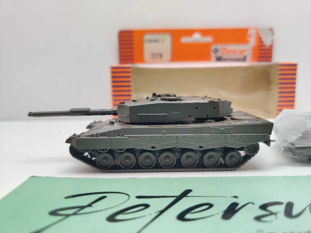 Roco Minitanks H0 329 (1) Kpf Panzer "Leopard" 2 A4  / 1:87 / OVP rot
