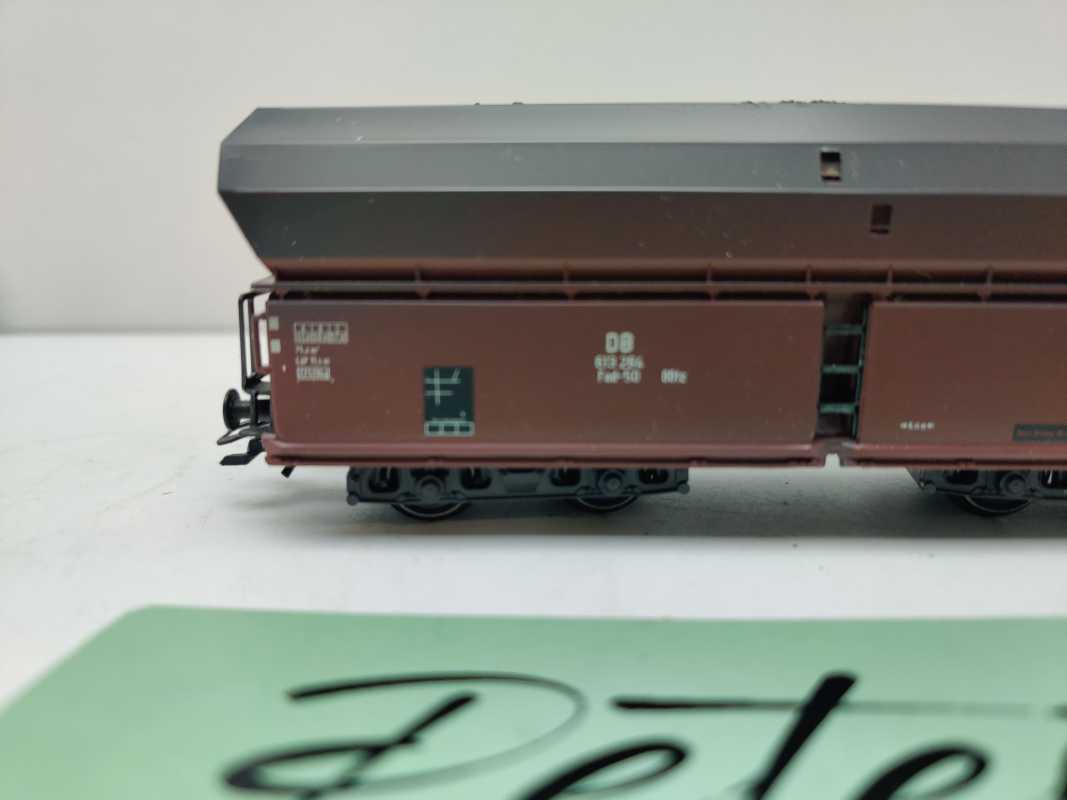 Roco H0 AC 614 284 / vierachsiger Großraum-Selbstentladewagen / NEM / DB / Ladegut Kohle