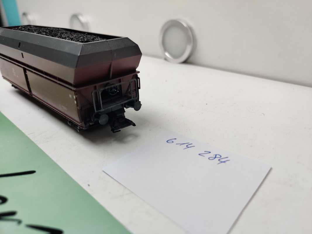 Roco H0 AC 614 284 / vierachsiger Großraum-Selbstentladewagen / NEM / DB / Ladegut Kohle